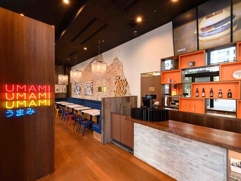 店内はテーブル席、ボックス席など全47席。テイクアウトして周辺の緑地スペースで食べることも（画像提供：UMAMI BURGER）