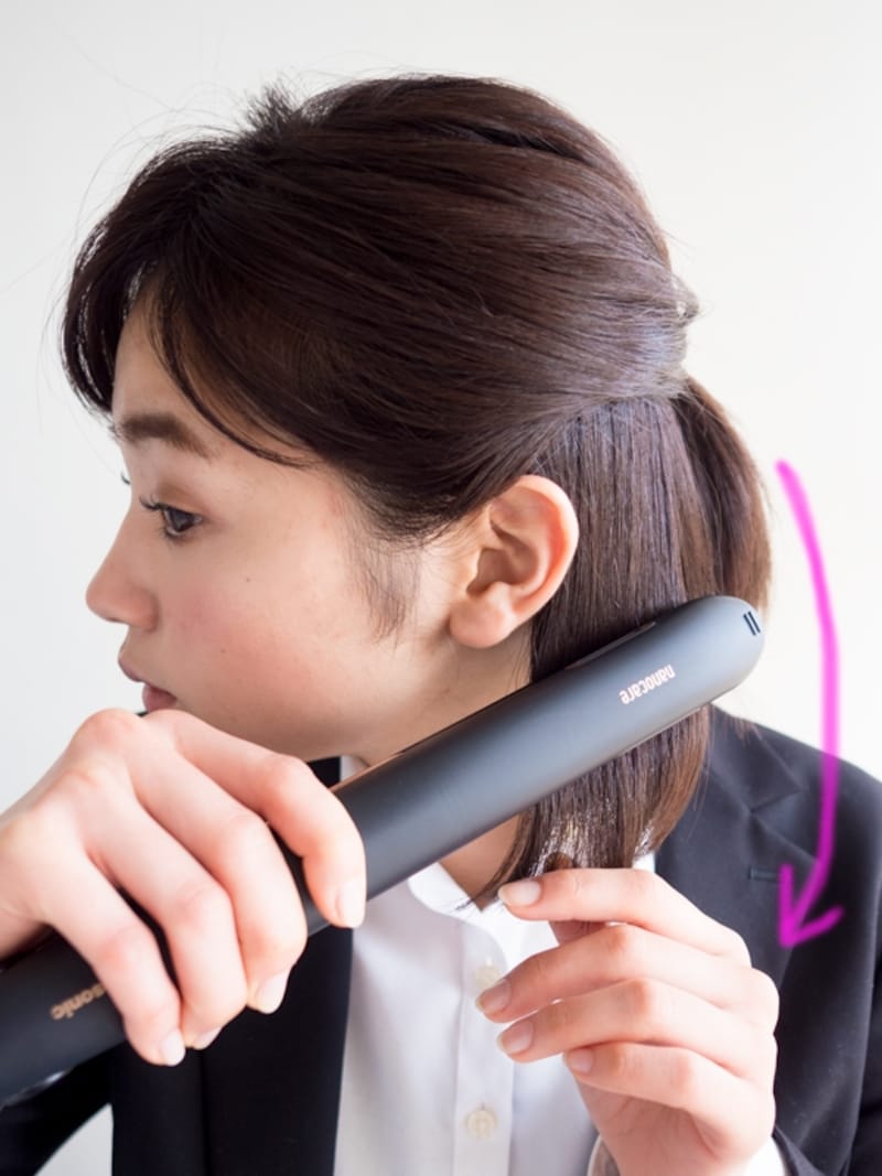 ストレートアイロンで内巻きに整える