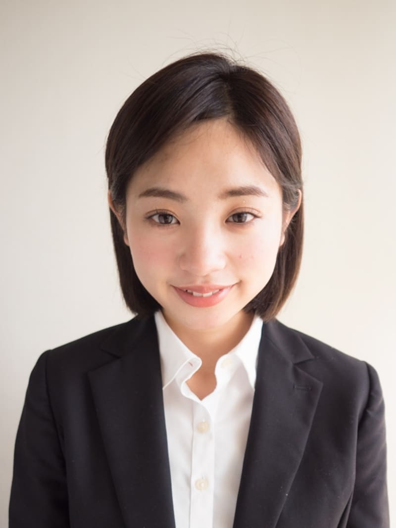 おでこを出し両耳をかけたスタイル