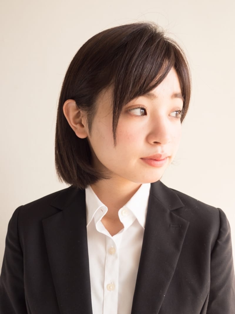 横から見ると不自然です
