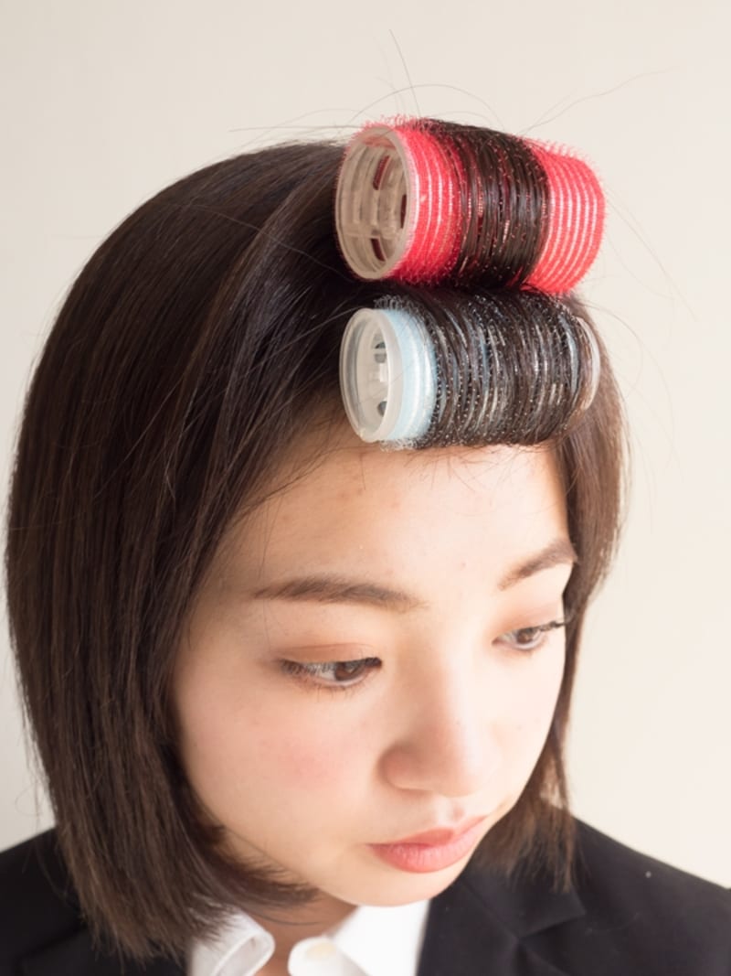 前髪をマジックカーラーで巻く