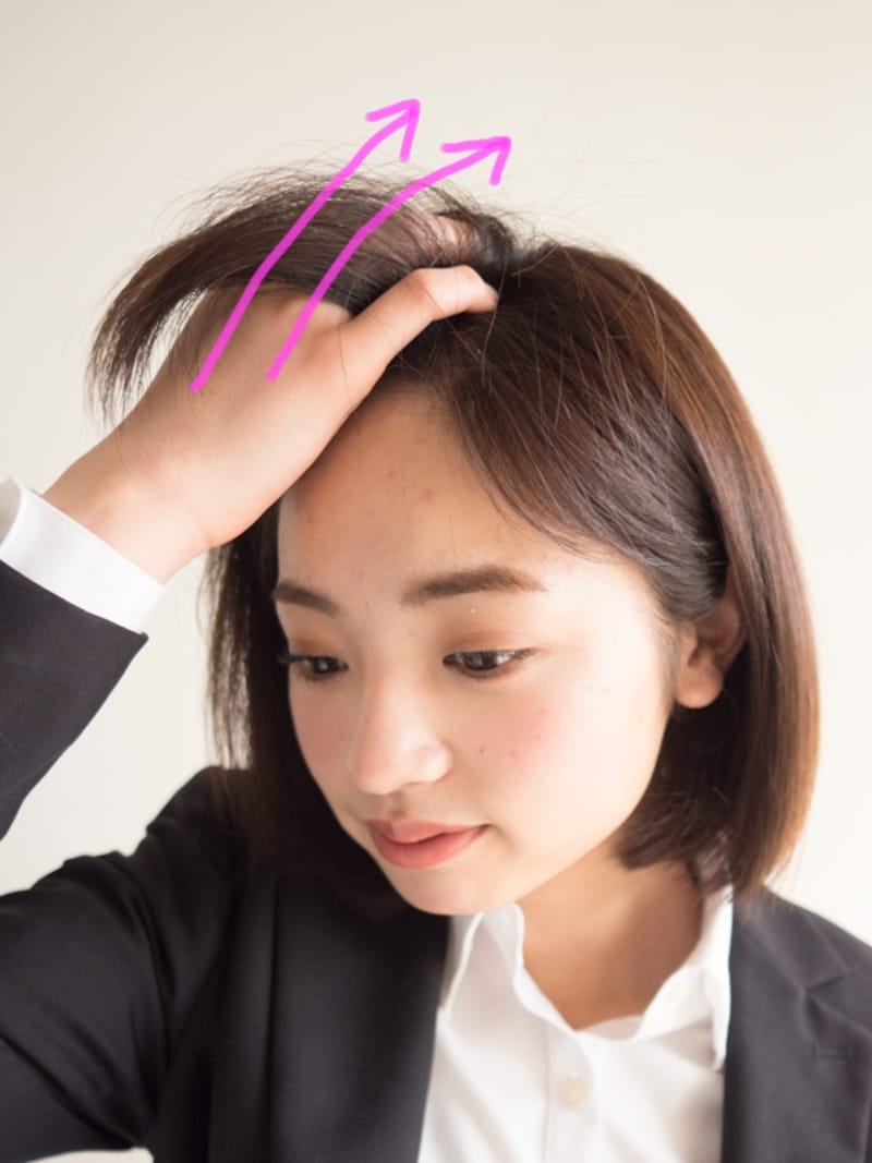 前髪を根元からしっかりかき上げる