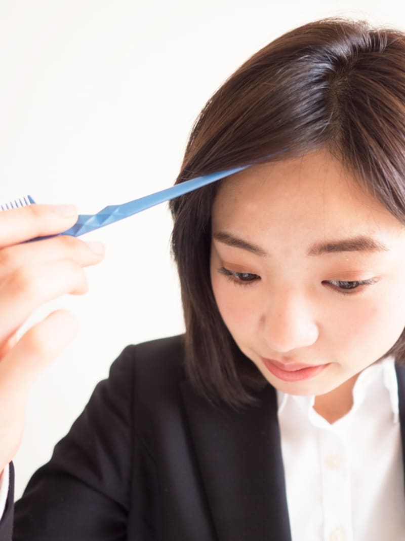 前髪がやや上がるようにコームを当てる
