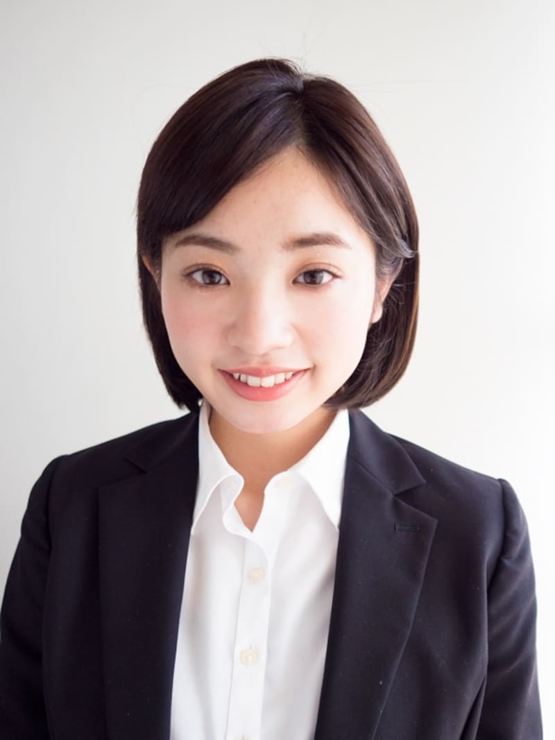 サイドの髪を耳にかける