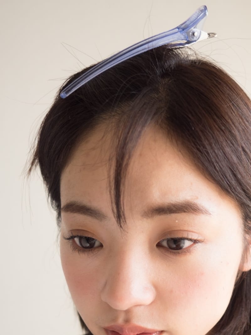 生え際がしっかり出るようにクリップで留める