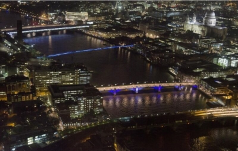 展望室から望む夜のテムズ川 Photo by MongFish