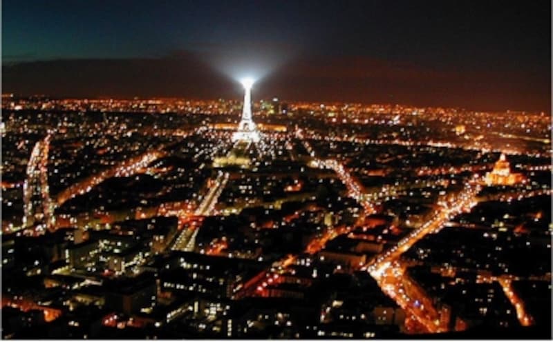 街の明かりと夜空のコントラスト Photo by Charlie Killian