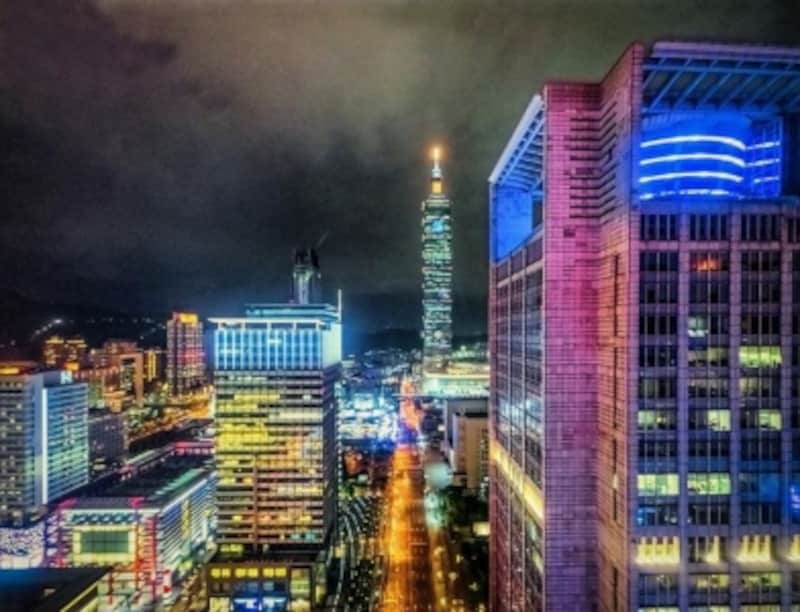 カラフルな光にあふれる台北中心街undefinedPhoto by Mark Lehmkuhler