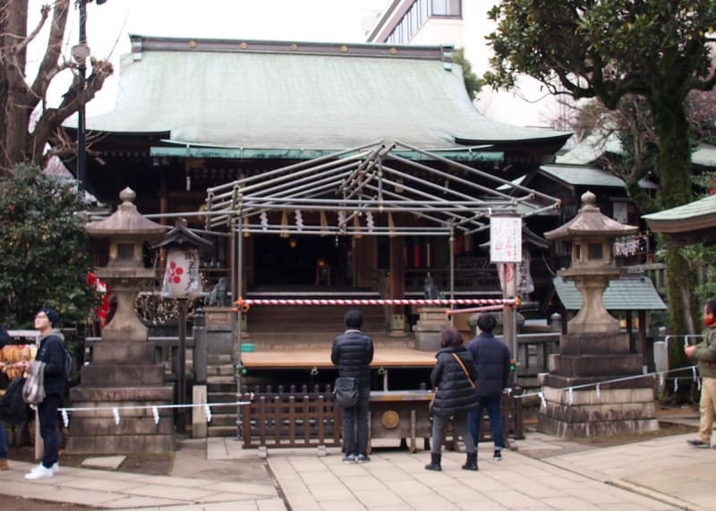 鉄パイプが組まれ、お賽銭もかなり手前で入れる