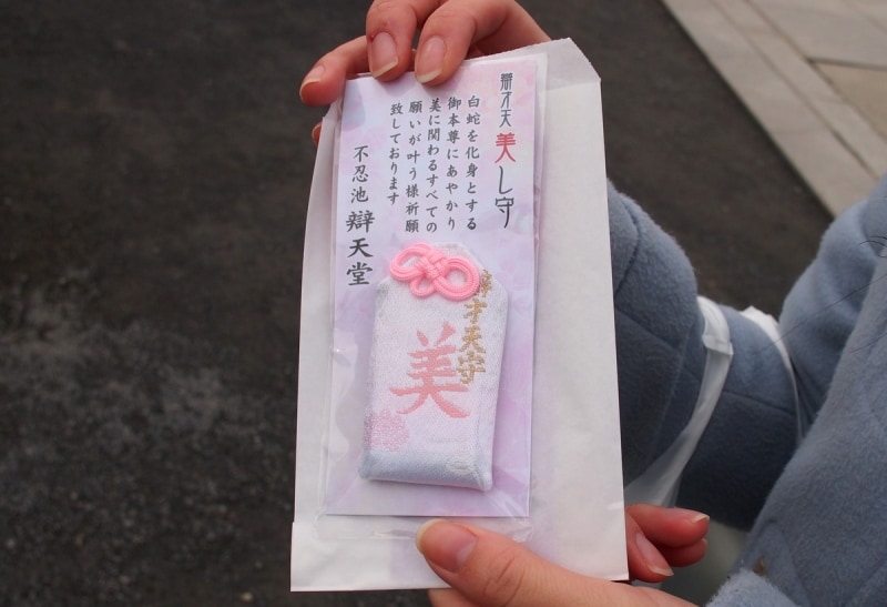 白蛇の化身のご本尊にあやかり、美に関するすべての願いが叶うよう祈願しているそうだ