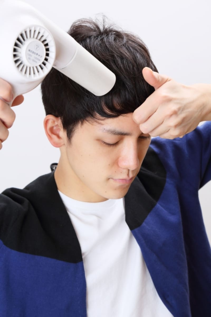 前髪の中間～毛先をドライ