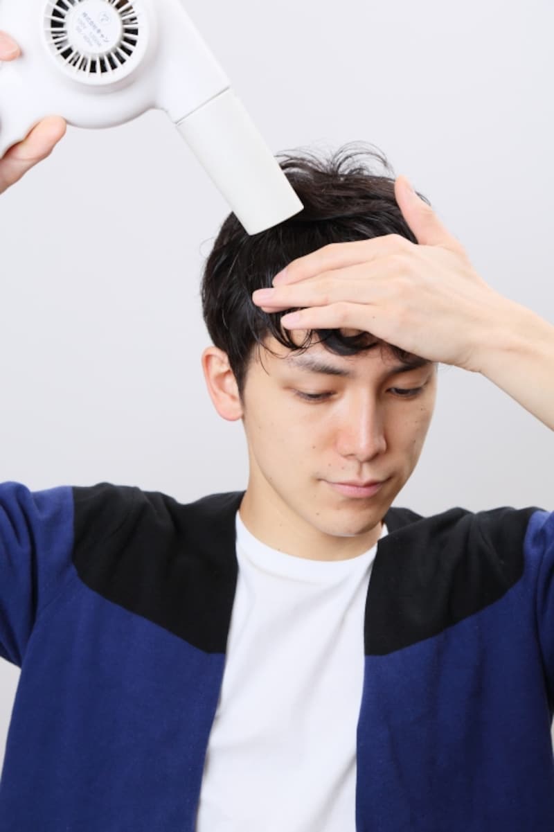 前髪の根元をドライ