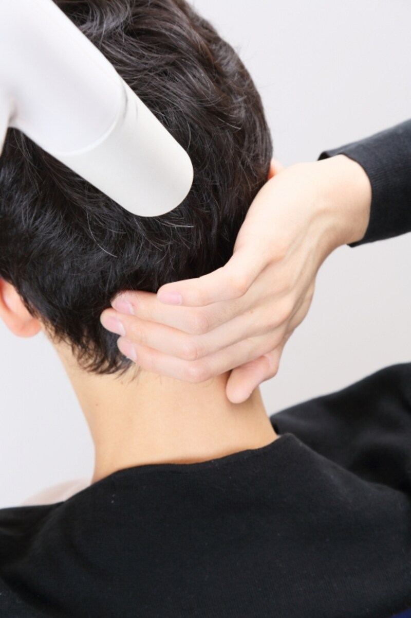 えり足を乾かす