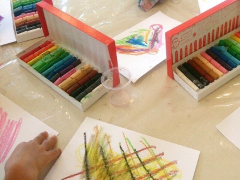 保育園児が酢を味見して感じたことを描いている場面