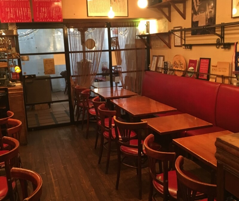 赤のソファとアートがアクセントになった店内