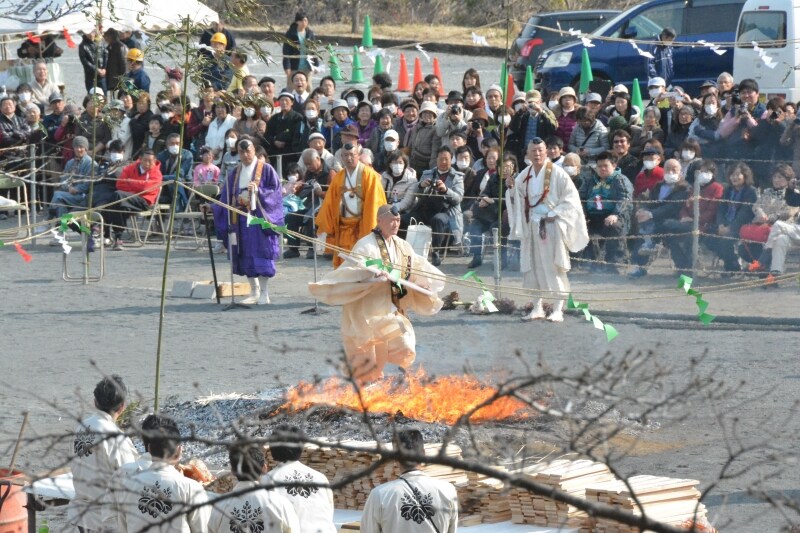 長瀞火祭りで、燃えさかる炎の中を裸足で駆け抜ける修験者