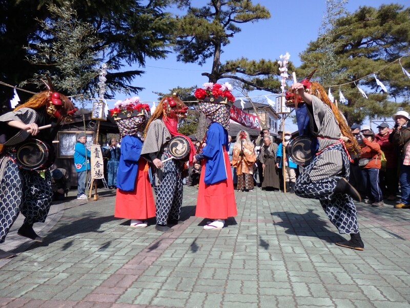 長瀞駅前で行われる郷土獅子舞の奉納