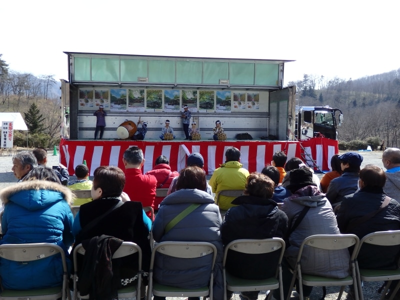 火祭り広場で行われる秩父屋台ばやしの演奏