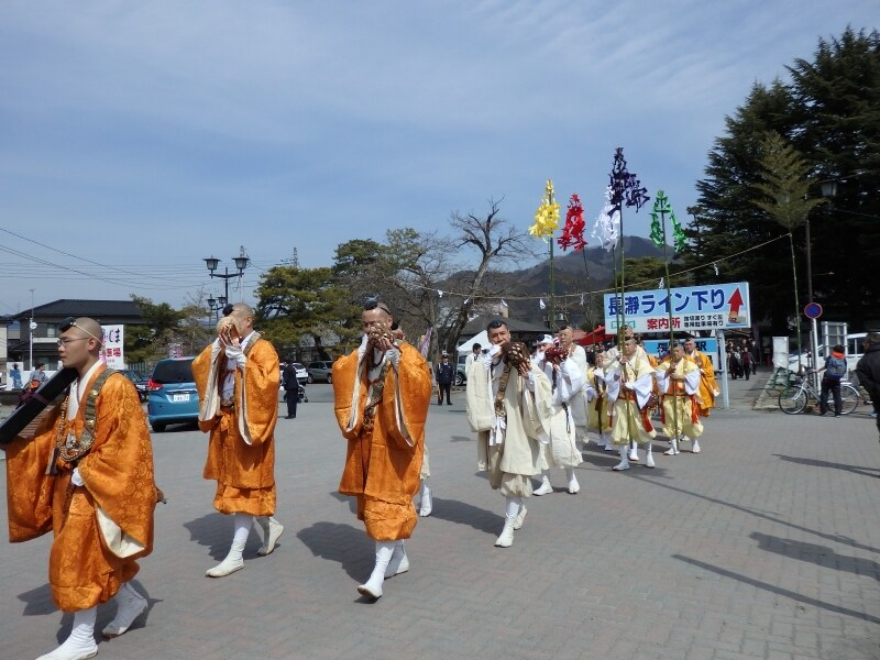 ほら貝の響きを合図に長瀞駅前を出発する錬行の行列
