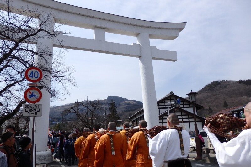 宝登山神社の一の鳥居を潜る錬行