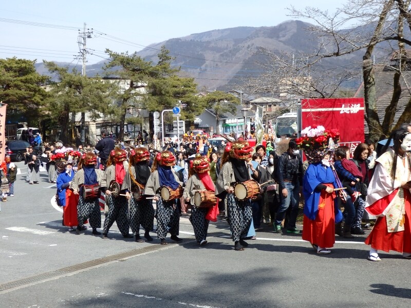 宝登山神社の二の鳥居の手前の交差点で左折する錬行