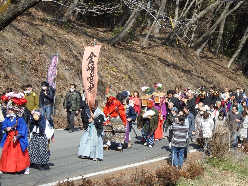 宝登山の山肌に沿うように坂道を登る錬行