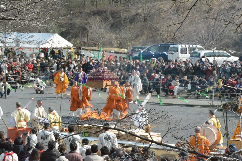 神輿を担いだ4名の修験者の火渡荒行奉修