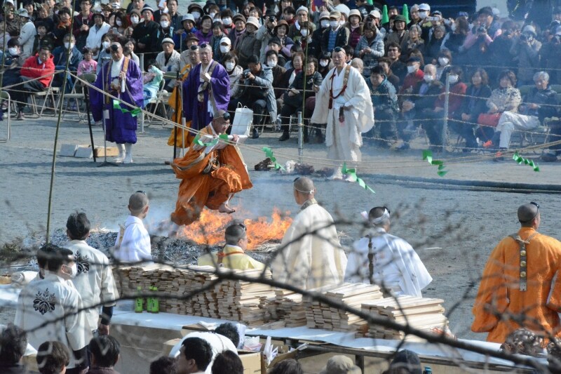 護摩札を手にした修験者の火渡荒行奉修
