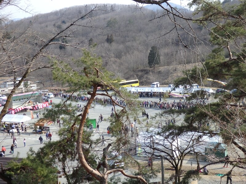 火渡り修行に参加する一般奉賛者の長蛇の列