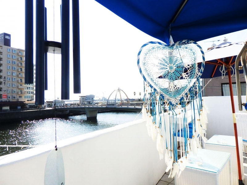 川の向こうに江ノ島が望めるテラス席