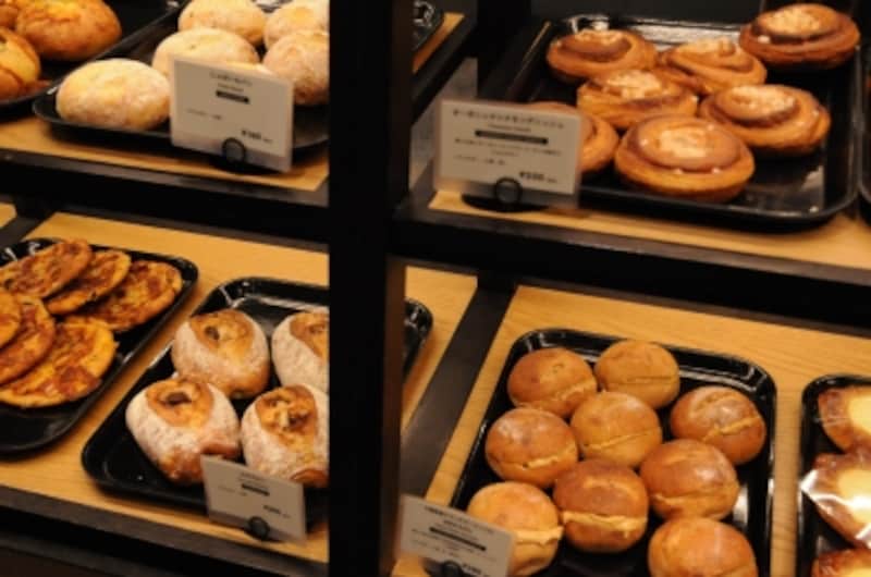 さまざまなお店のパンが隣り合わせに並ぶ風景も