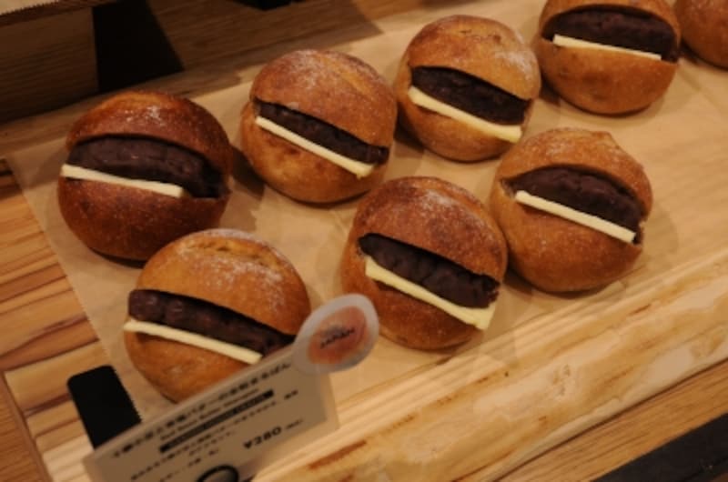 GARDEN HOUSE CRAFTSの十勝小豆と有塩バターの全粒まるぱん(280円）