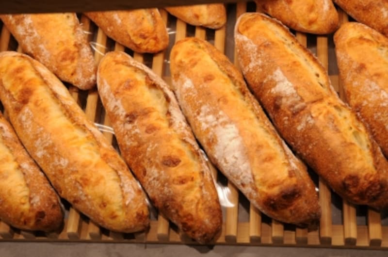 フランス小麦を使った安倍さんのバゲット・ドゥ・フロマージュはグリュイエールチーズ、マリボーチーズ入り(394円）