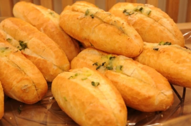 児玉さんのしらすフランスは釜揚げしらすとバターとマヨネーズをサンド、ごま油で風味付けした創作パン（394円）