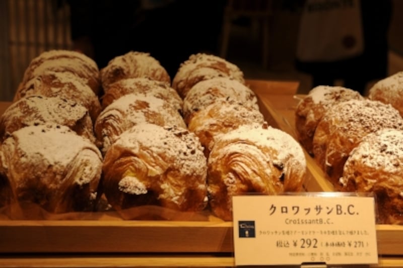 クロワッサンB.C.のBはバター、Cはクッキー・ケーキ。クロワッサン生地でケーキを包んだデイジイの人気ナンバー1の菓子パン（292円）