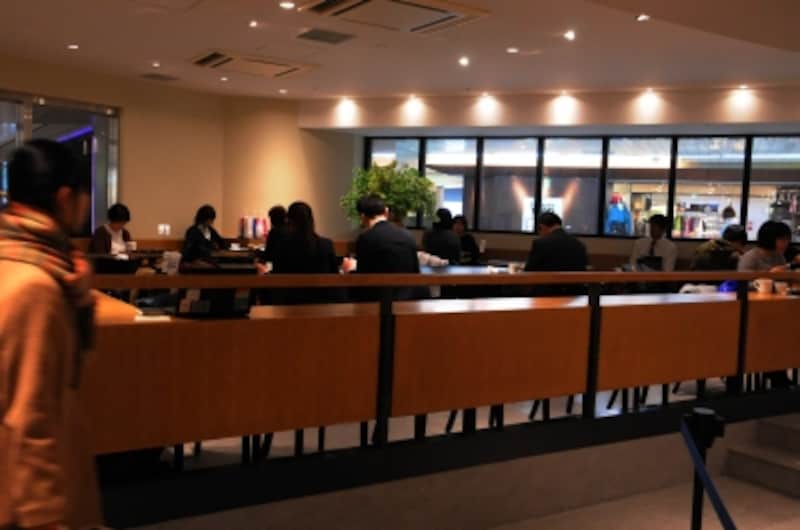 54席のゆったりとしたカフェスペース