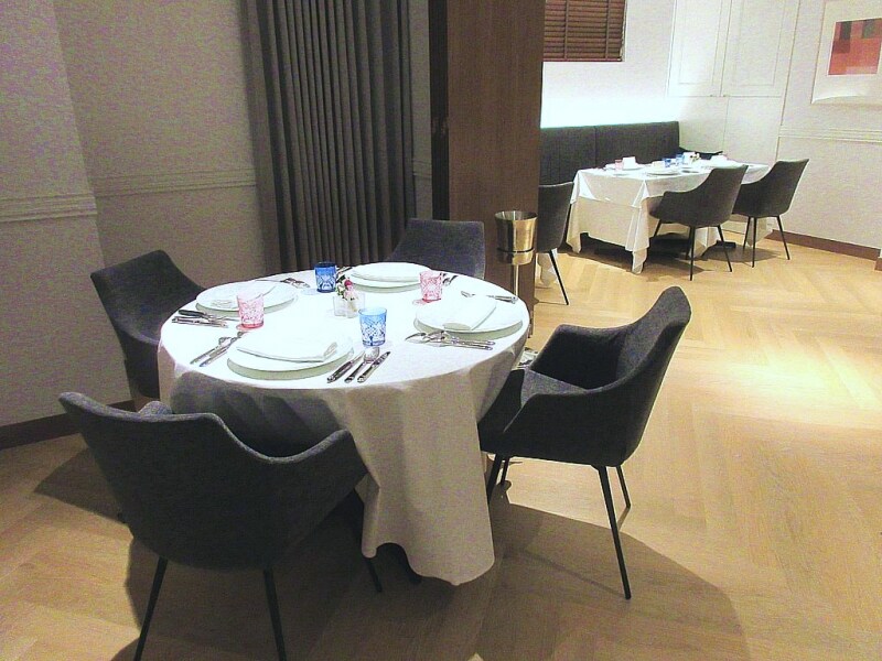 奥のテーブルはプライベートダイニングも可能