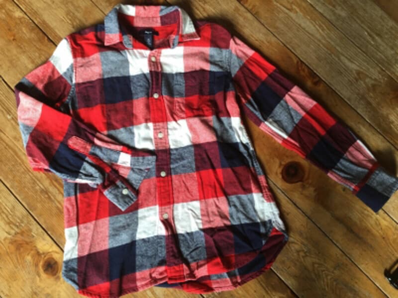 シャツを床に置いて撮影するのもコツ