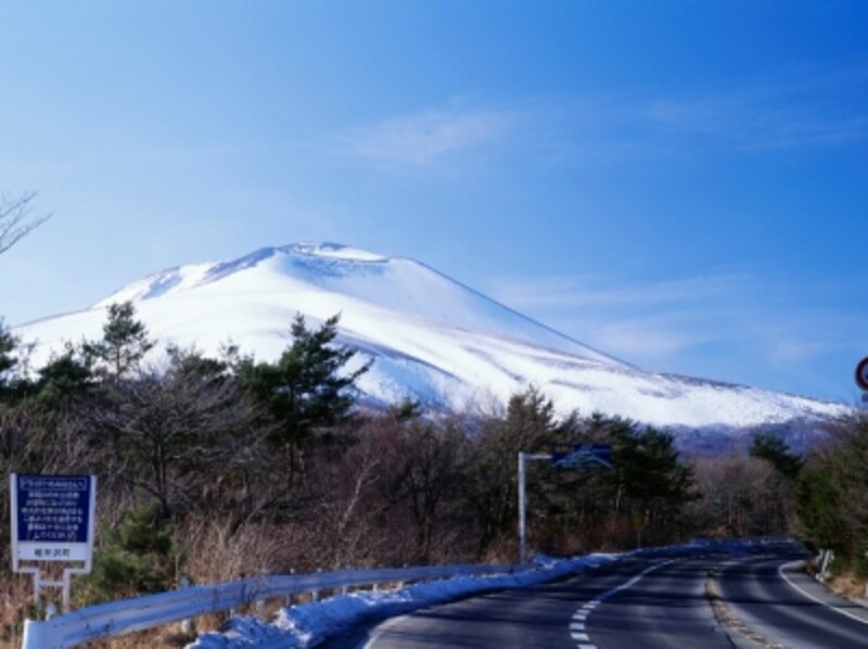 浅間山に雪がかぶっている軽井沢の道