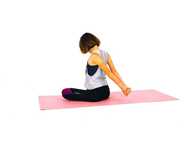 肩・首のパヴァナムクタ・アーサナ3undefinedあごをゆっくり引きながら、首の後ろから肩をほぐします。