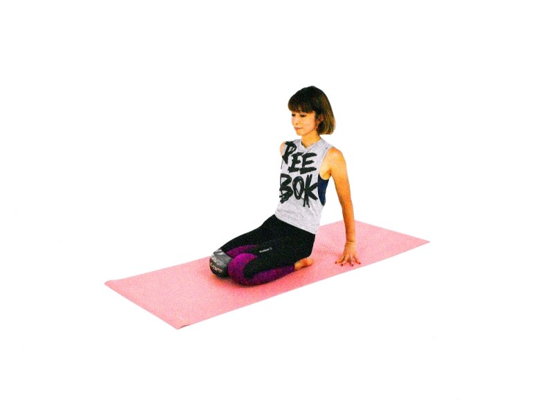 足首、足の甲のパヴァナムクタ・アーサナ1undefined正座になり両手を後ろにつけます