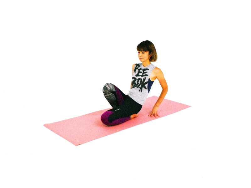 足首、足の甲のパヴァナムクタ・アーサナ2undefined右膝を持ち上げ、足の甲や足くび、脛を伸ばします