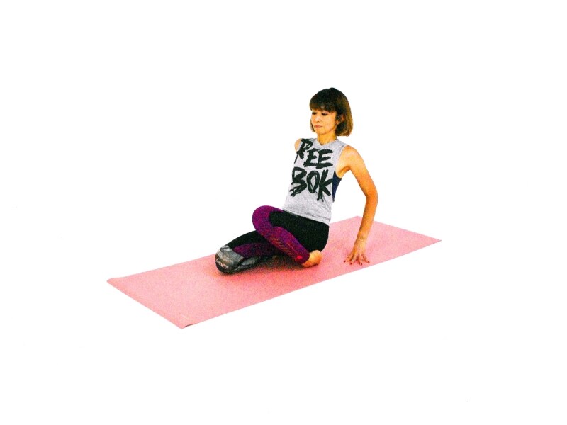 足首、足の甲のパヴァナムクタ・アーサナ3undefined左膝を持ち上げ、足の甲や足くび、脛を伸ばします