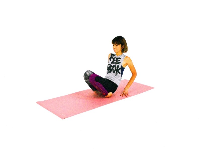 足首、足の甲のパヴァナムクタ・アーサナ4undefined両膝を持ち上げ、ゆっくり体重を後ろにかけて毒出ししましょう