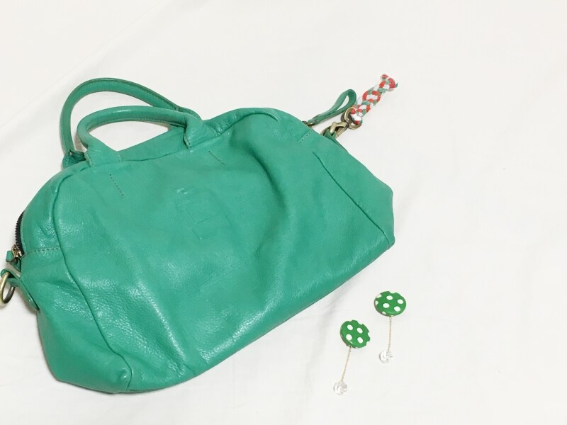 春らしいさし色の鮮やかグリーンなイヤリングとバッグ