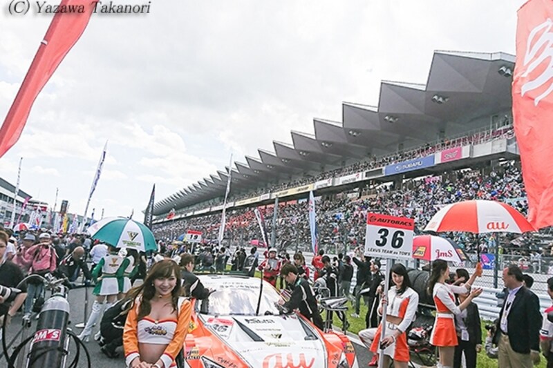 スターティンググリッドに立つレースクイーン