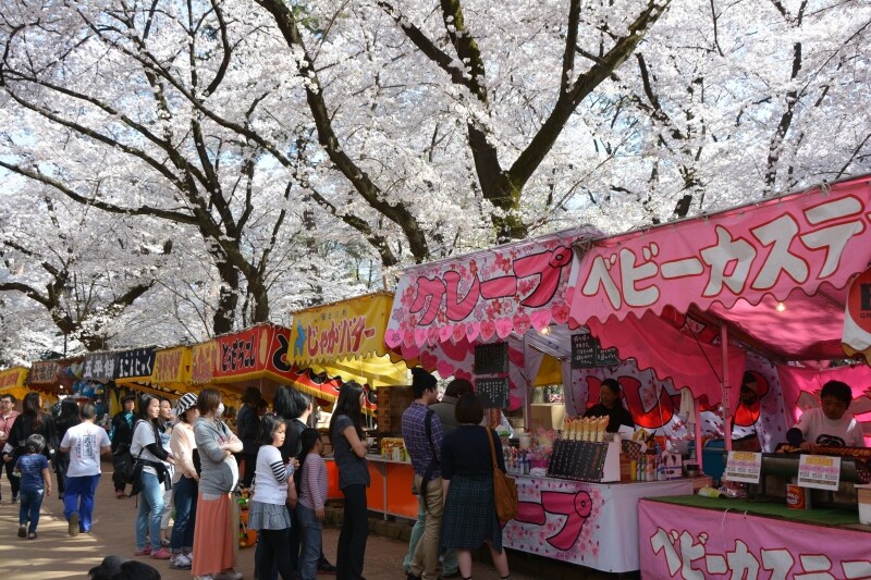 自由広場を取り囲む露店