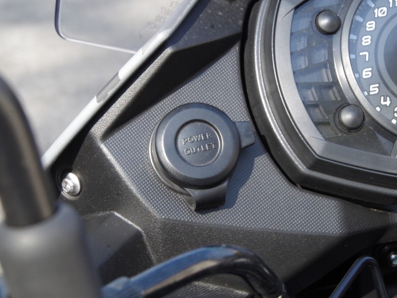 電源の位置は非常に使い勝手の良いメーター横