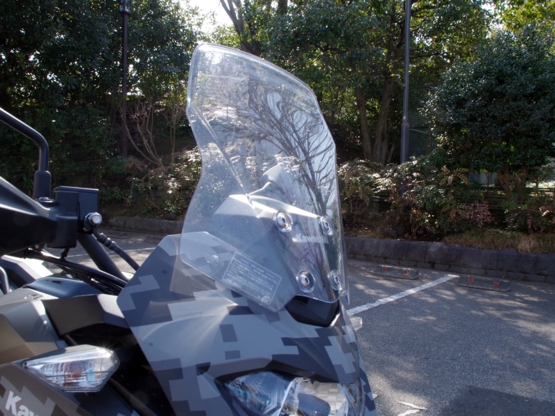 ほぼ直立にマウントされたスクリーンは風防効果がバツグン