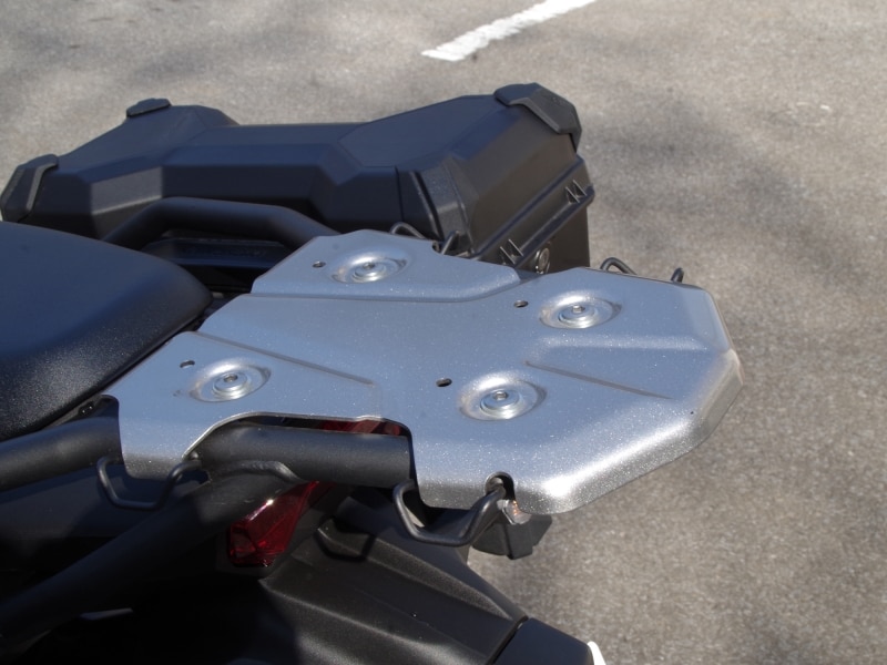 ヴェルシスX250のリアキャリアは穴をもう少し増やすなど汎用性を考えて欲しかった